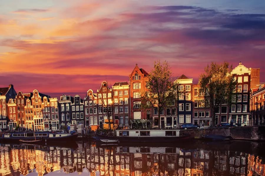 Amsterdam: Evening Canal Cruise with live Guide