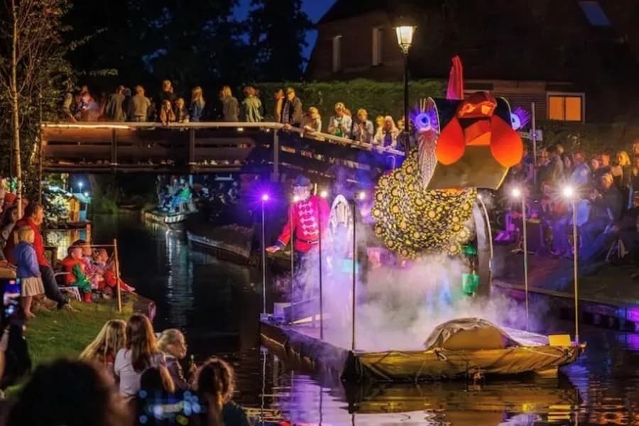 Giethoorn Gondola Parade, Cruise & Dinner